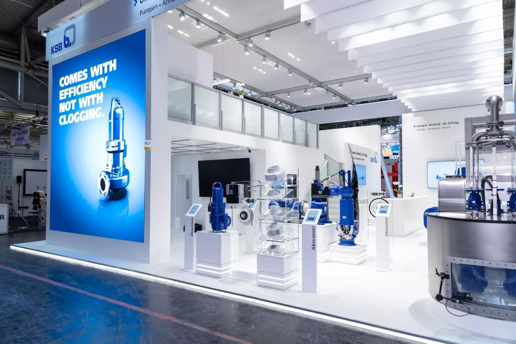 Stand KSB en feria industrial con bombas para aguas residuales y soluciones de bombeo