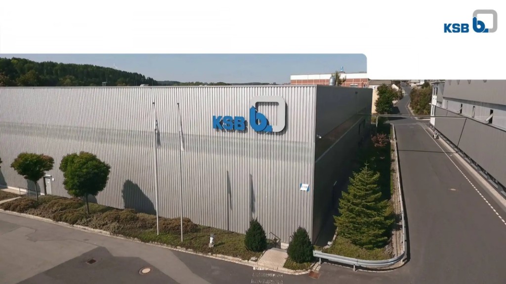 Planta industrial KSB con logotipo corporativo — fabricante de bombas